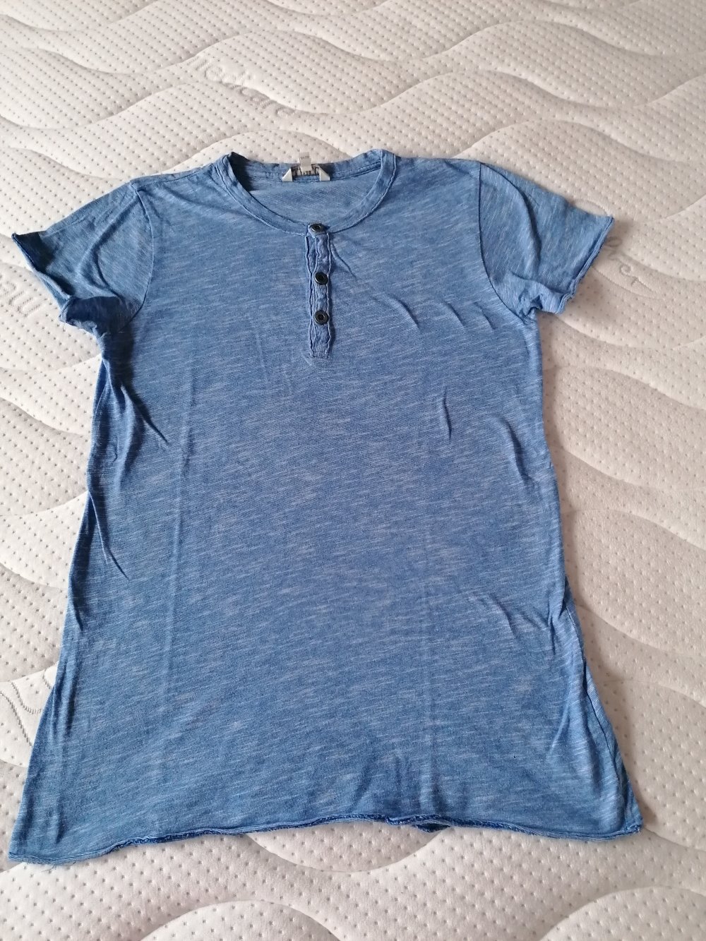 Review: schlichtes hellblau-meliertes T-Shirt mit Knopfleiste Gr. 158/164