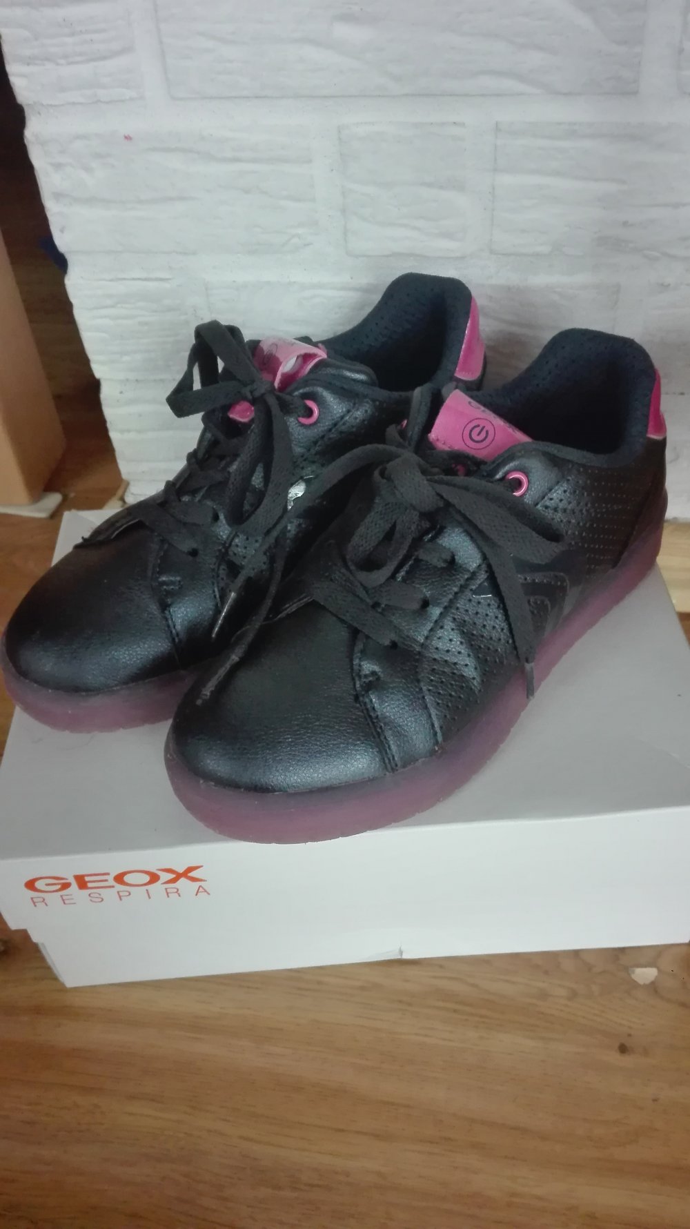 Geox: Halbschule mit bunter Leuchtfunktion Gr. 33