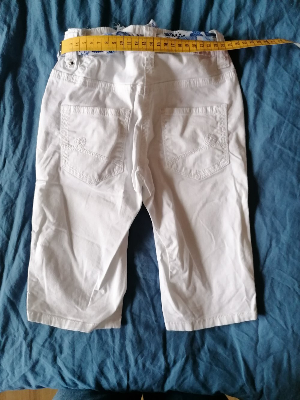 Review Kids: weiße knielange Hose mit buntem Stoffgürtel Gr. 122