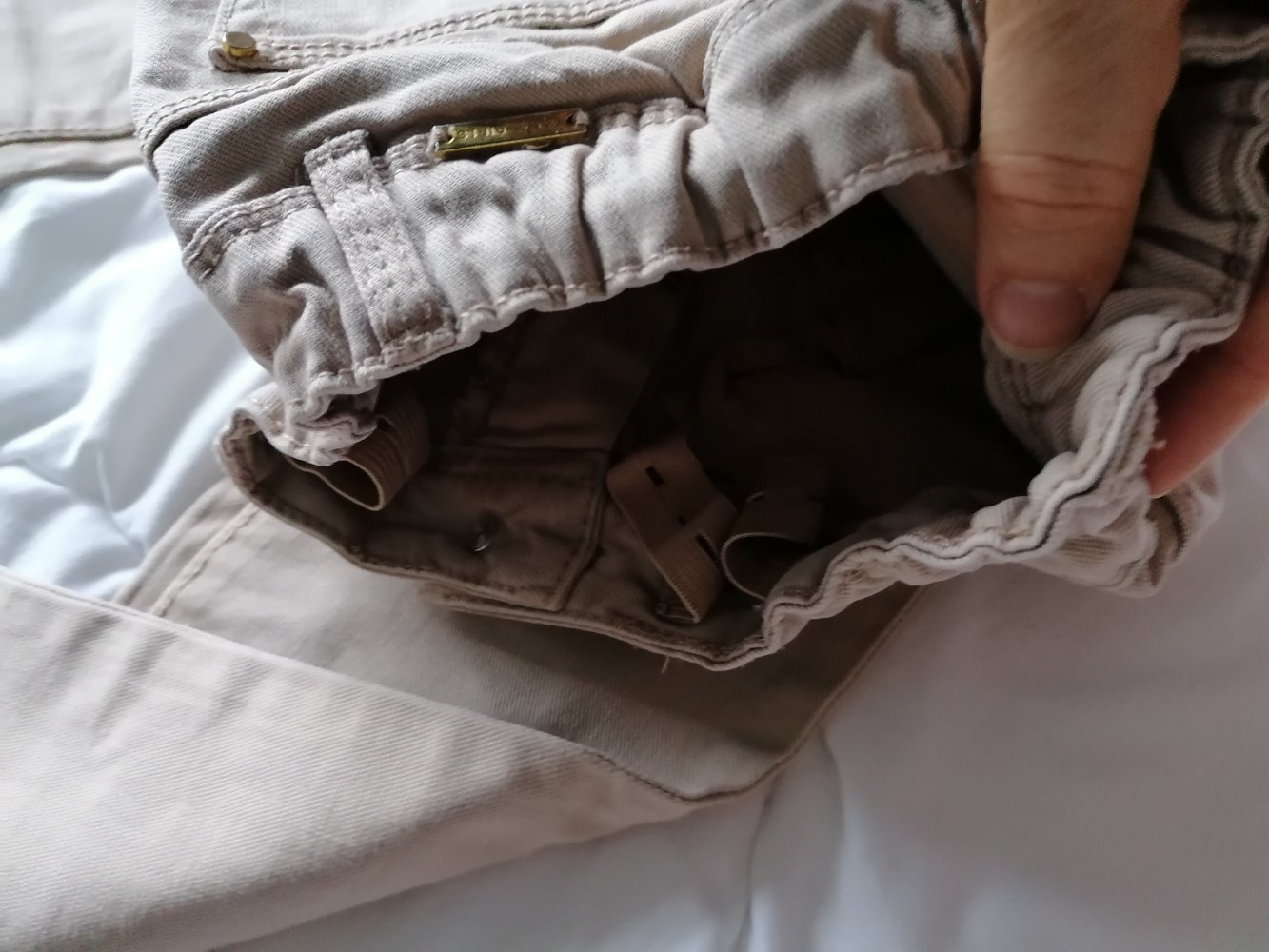 Zara Kids: cremefarbene Skinny Hose mit Glitzersteinchen und verstellbarem Bund Gr. 128