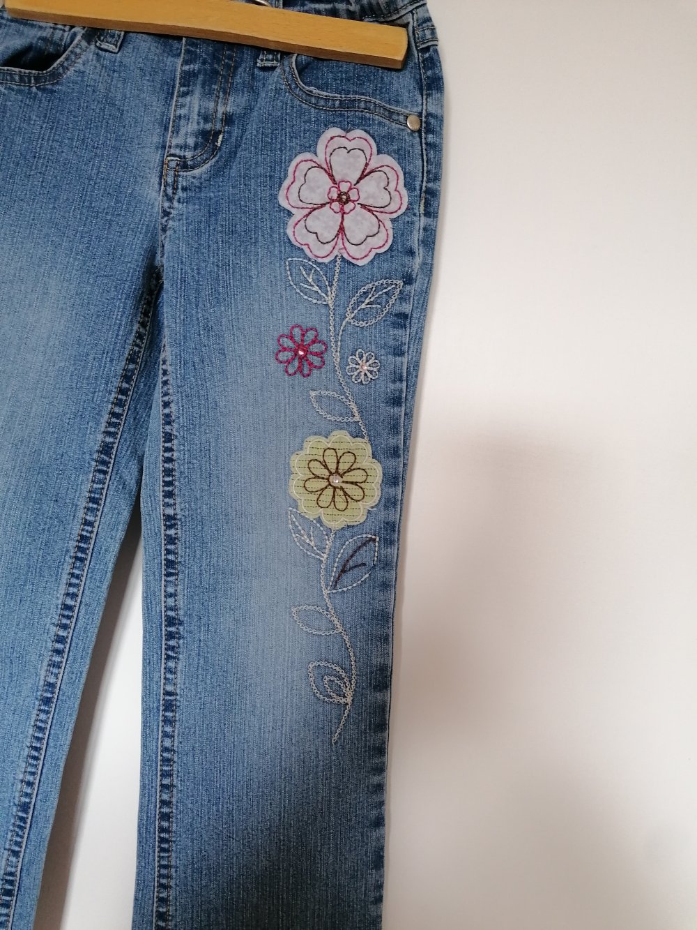 Cicero: hellblaue Jeans mit aufgestickten Blumen Gr. 116