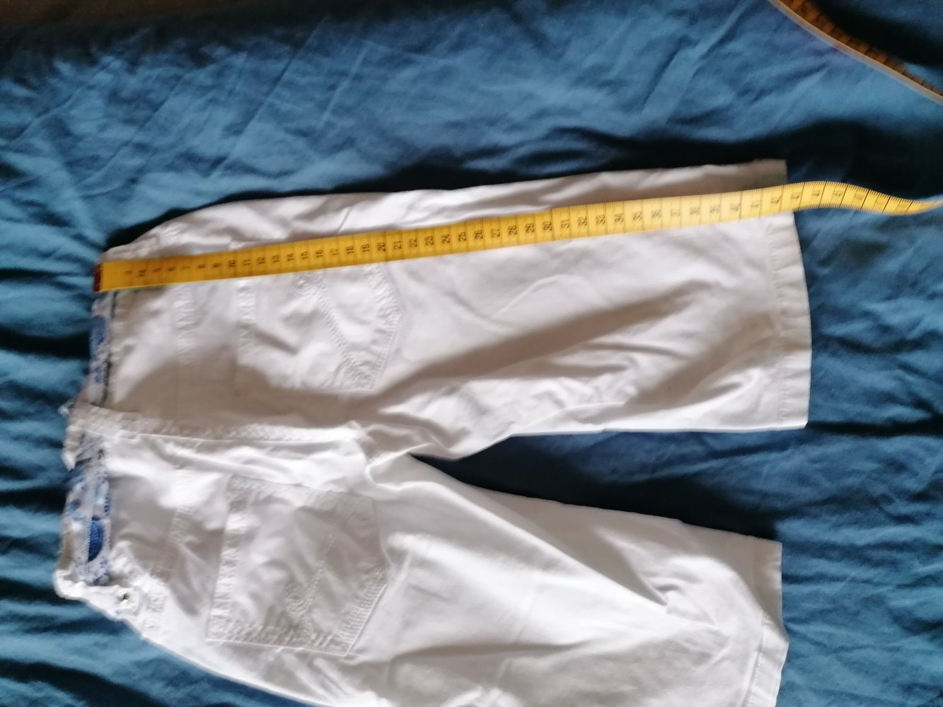 Review Kids: weiße knielange Hose mit buntem Stoffgürtel Gr. 122