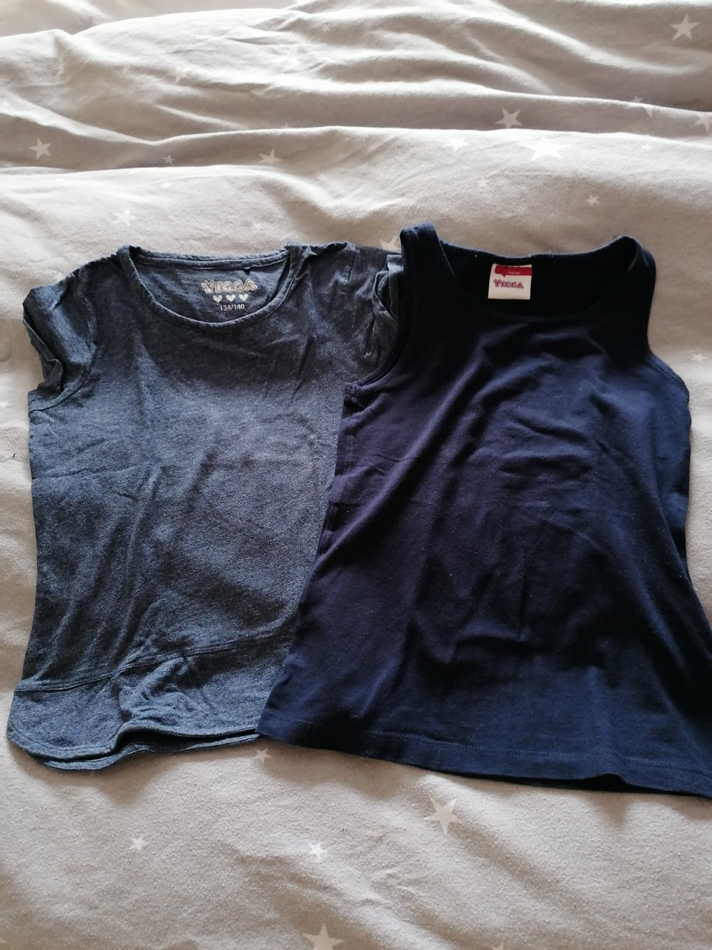 Yigga: zwei blaue Basic-Shirts Gr. 134/140