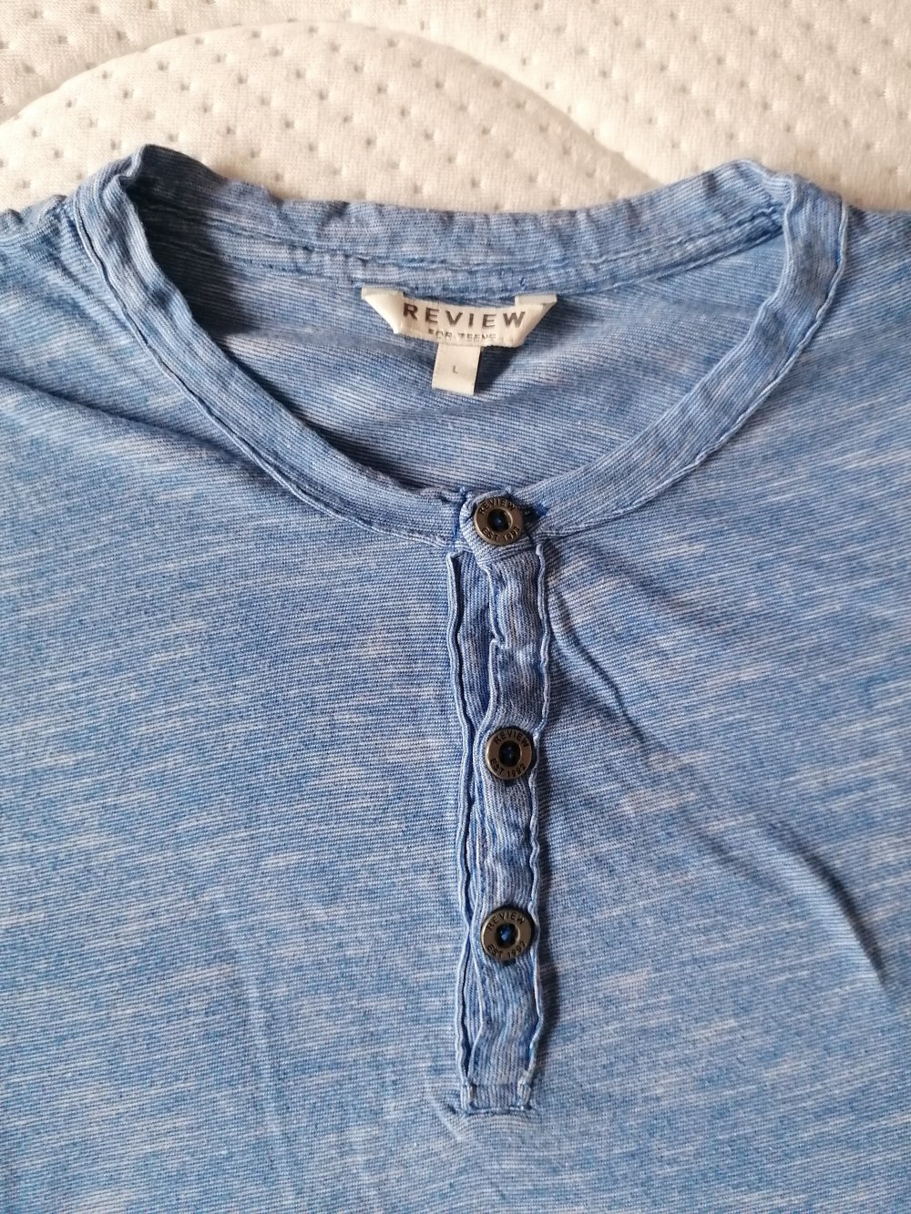 Review: schlichtes hellblau-meliertes T-Shirt mit Knopfleiste Gr. 158/164