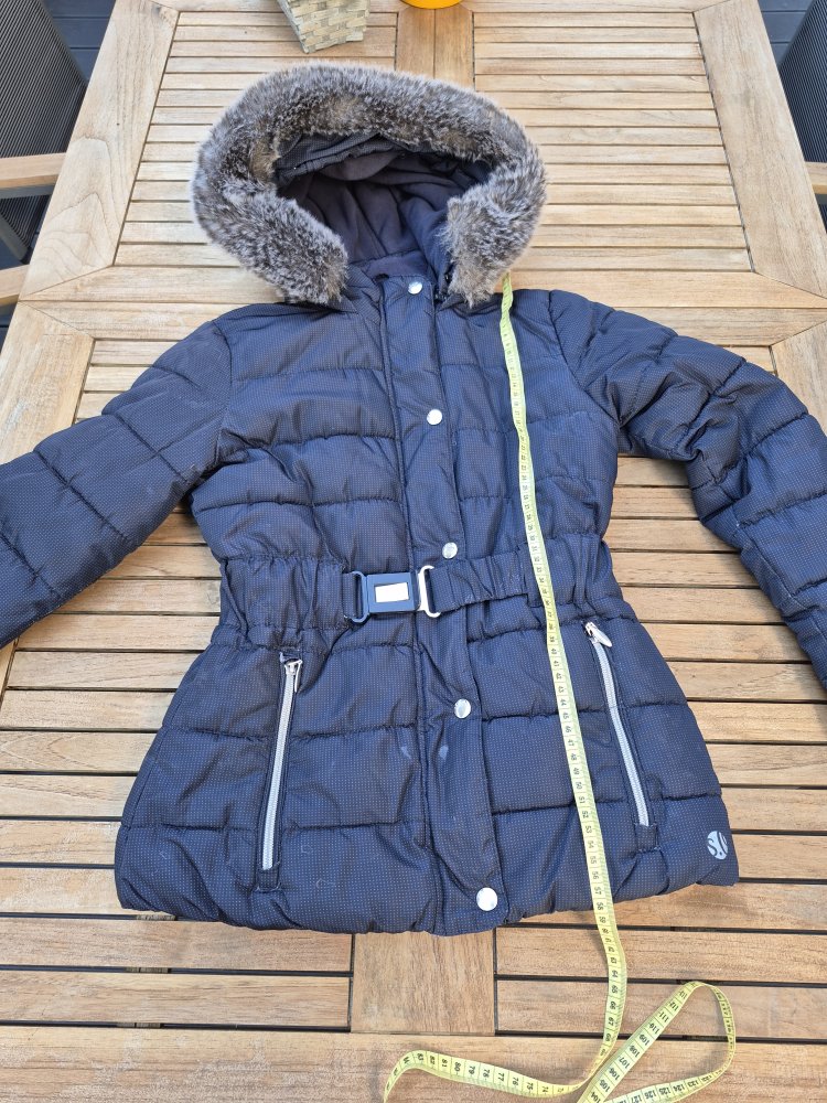 s.Oliver: dunkelblauer Wintermantel mit abnehmbarer Kapuze