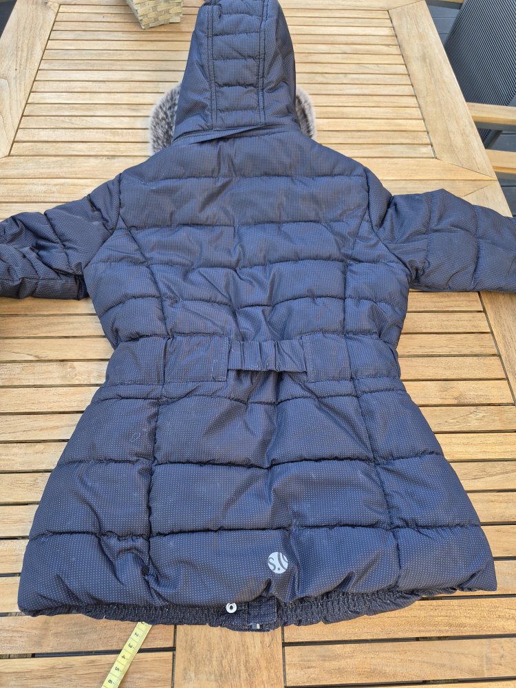 s.Oliver: dunkelblauer Wintermantel mit abnehmbarer Kapuze