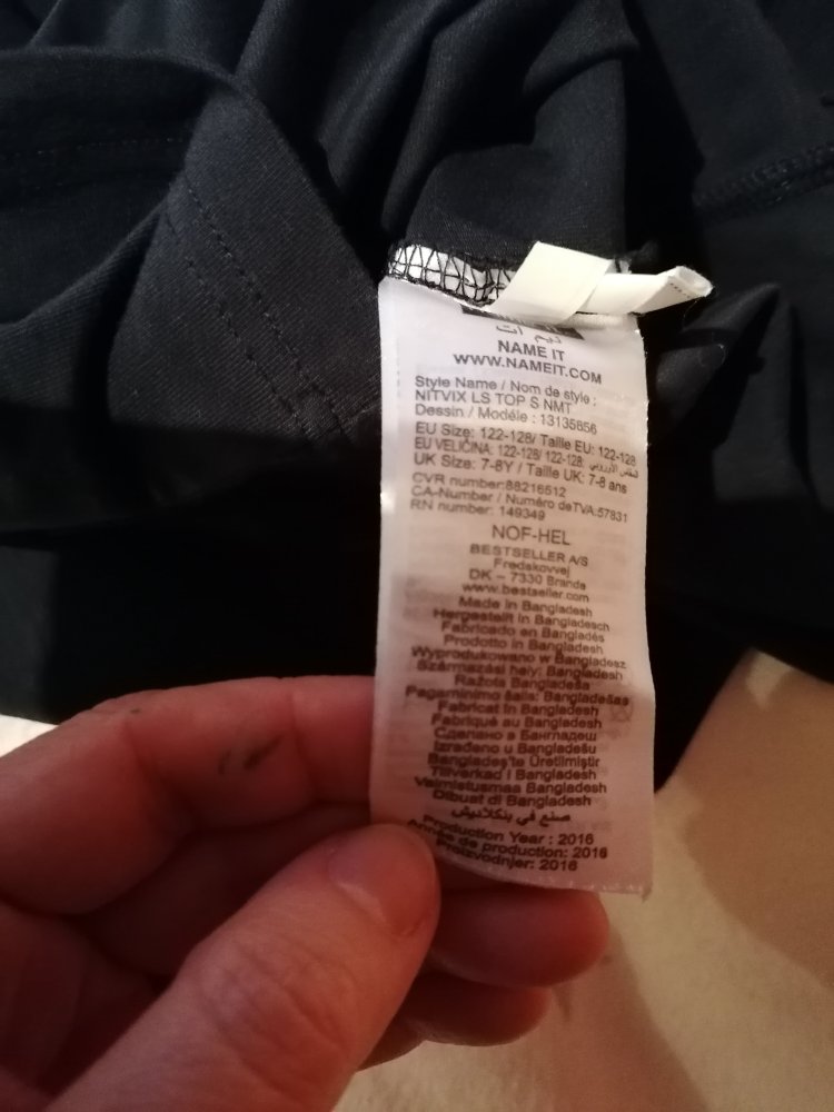 Name It: schwarzes Langarmshirt mit grauem Schriftzug Gr.122/128 