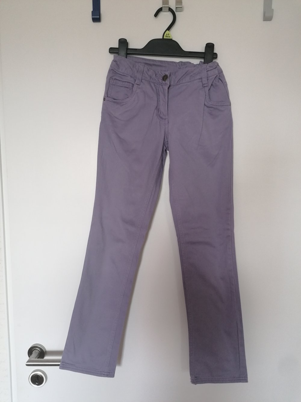 Fliederfarbene Mädchenjeans Gr. 146