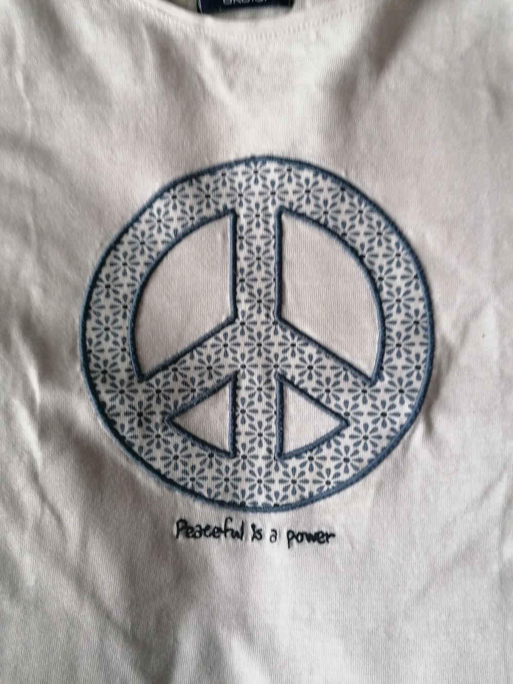 Okaidi: weißes Langarmshirt mit Peace-Applikation Gr. 140