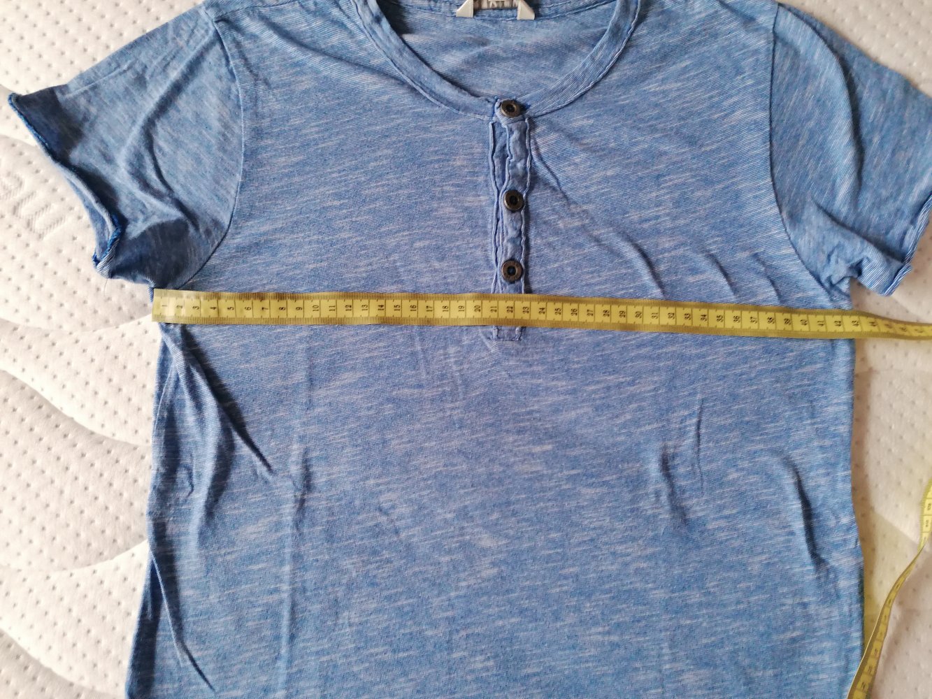 Review: schlichtes hellblau-meliertes T-Shirt mit Knopfleiste Gr. 158/164