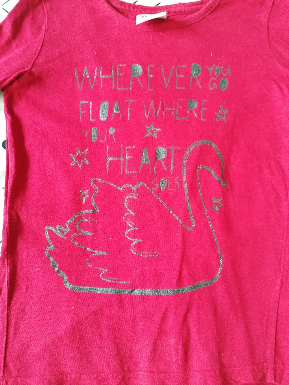 Ernsting's Family: rotes Zipfelshirt mit Glitzerschwan Gr. 134/140