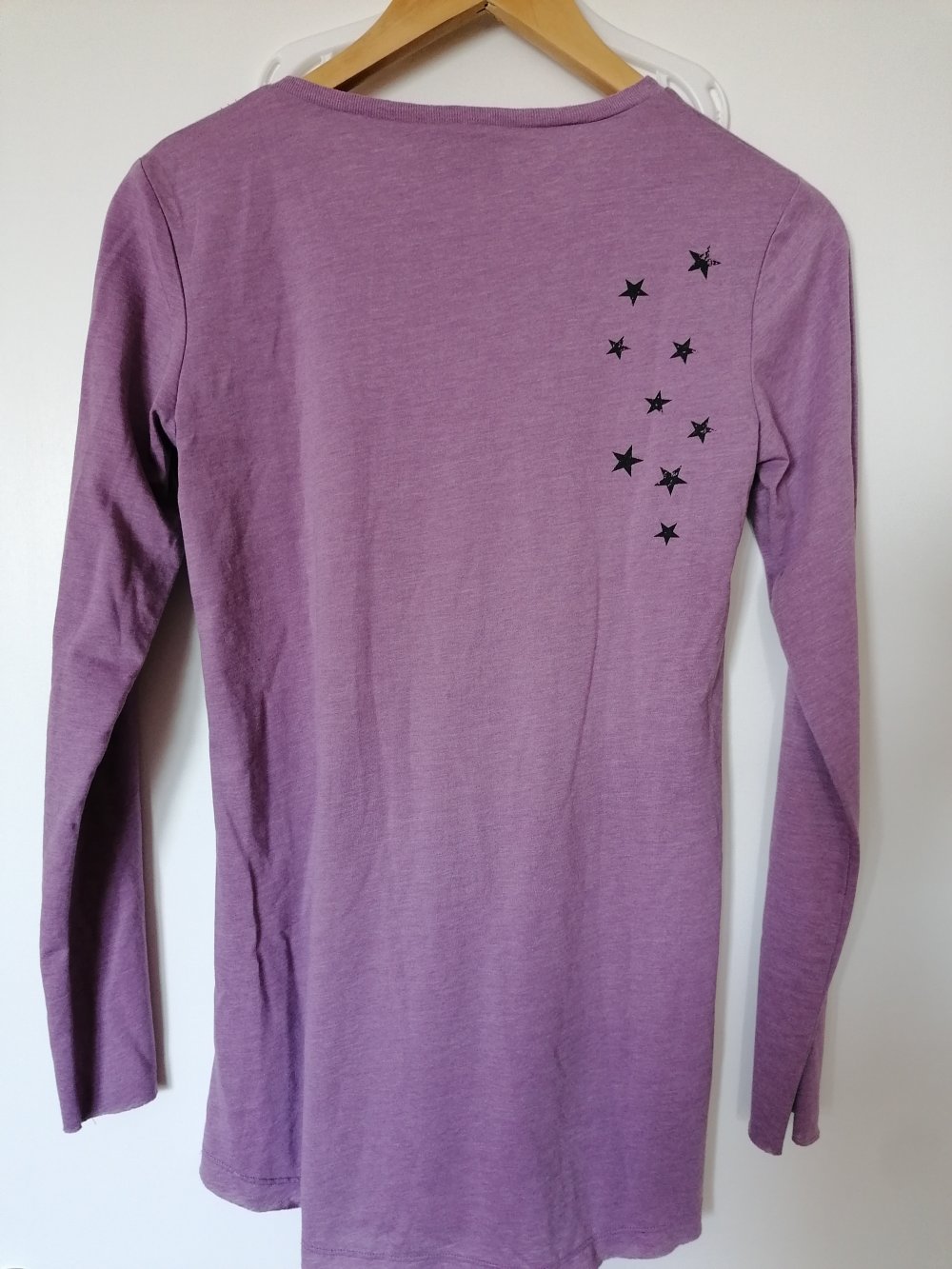 Rebella: violettes Langarmshirt mit Motiven Gr. 176