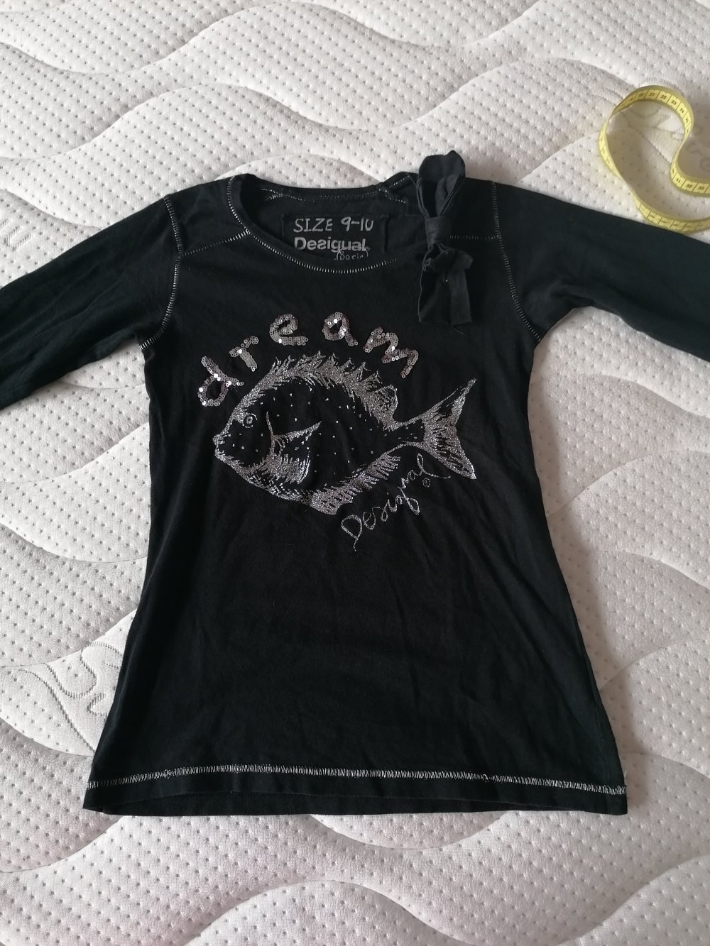 Desigual: schwarzes Langarmshirt mit Glitzerfisch Gr. 134/140