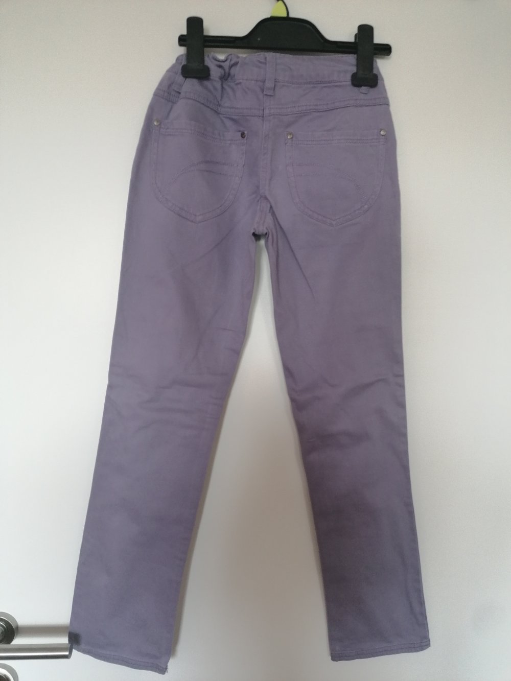 Fliederfarbene Mädchenjeans Gr. 146