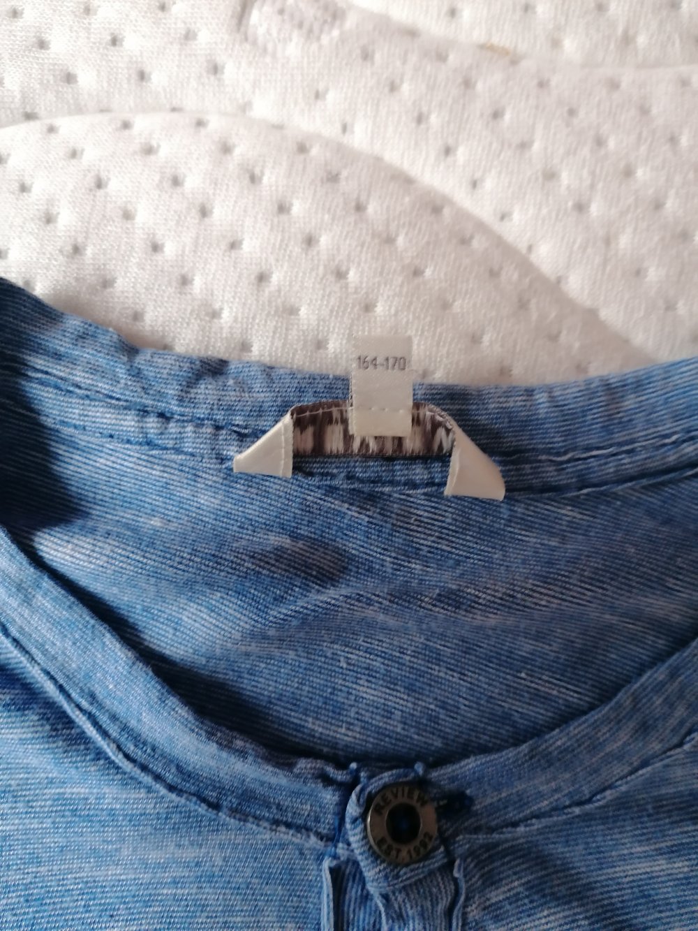 Review: schlichtes hellblau-meliertes T-Shirt mit Knopfleiste Gr. 158/164
