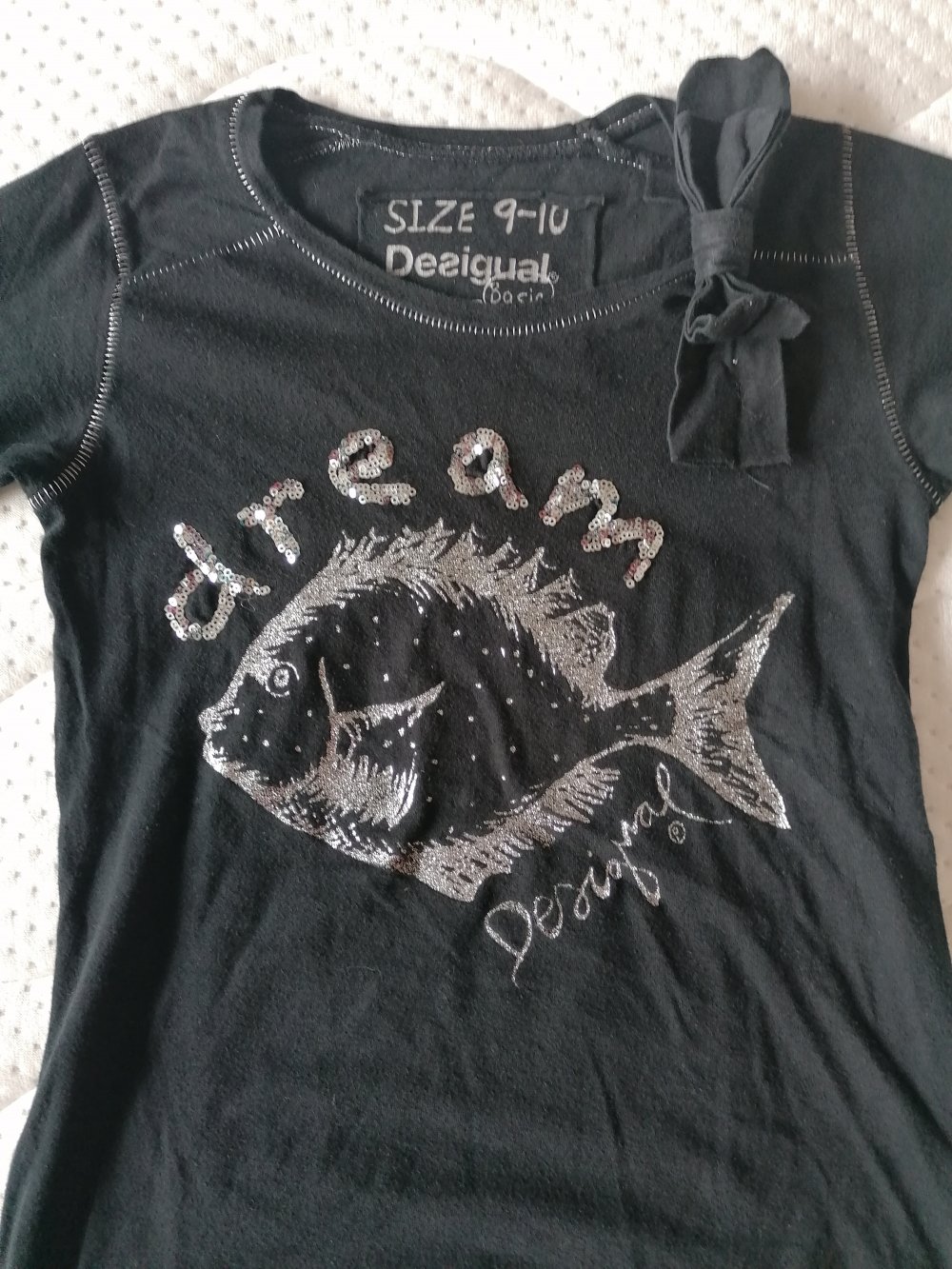 Desigual: schwarzes Langarmshirt mit Glitzerfisch Gr. 134/140