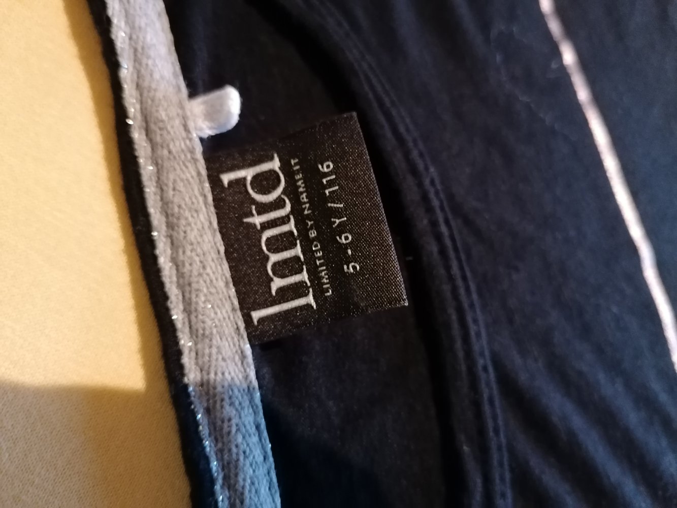 Name it: schwarzes Langarmshirt mit Aufschrift, Gr. 116