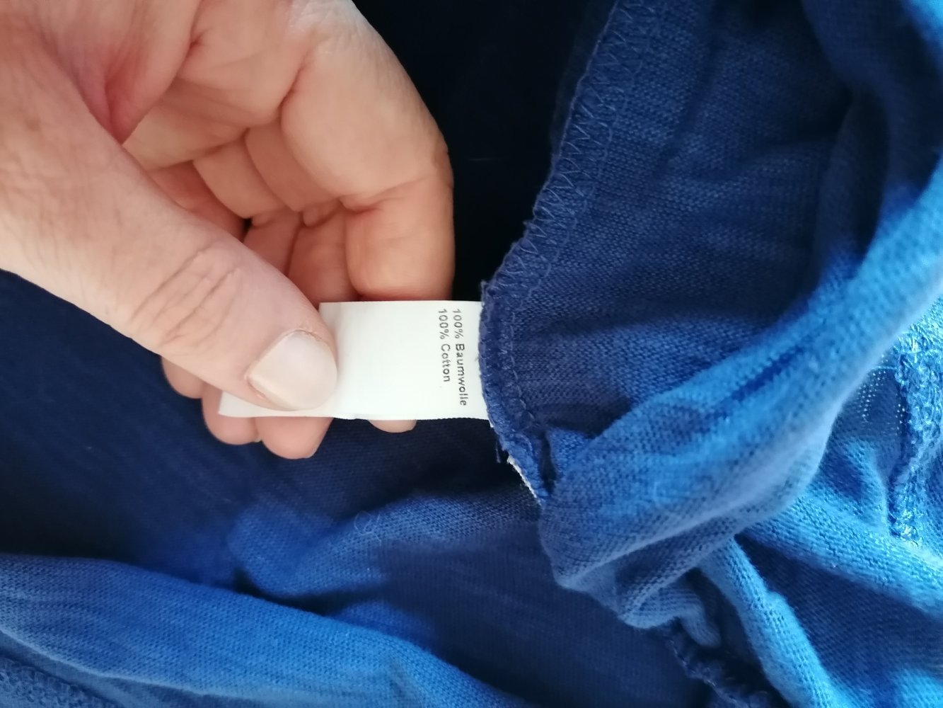 Manguun: dunkelblaues Langarmshirt mit Knopfleiste