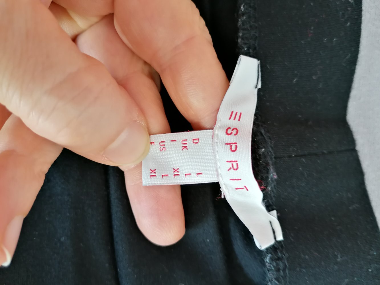 Esprit: schwarze Sweathose mit Streifen Gr. L