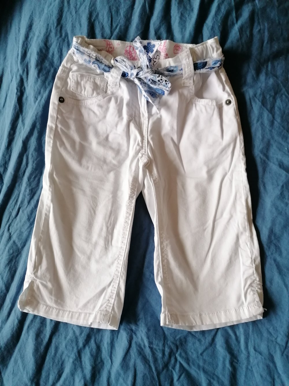 Review Kids: weiße knielange Hose mit buntem Stoffgürtel Gr. 122
