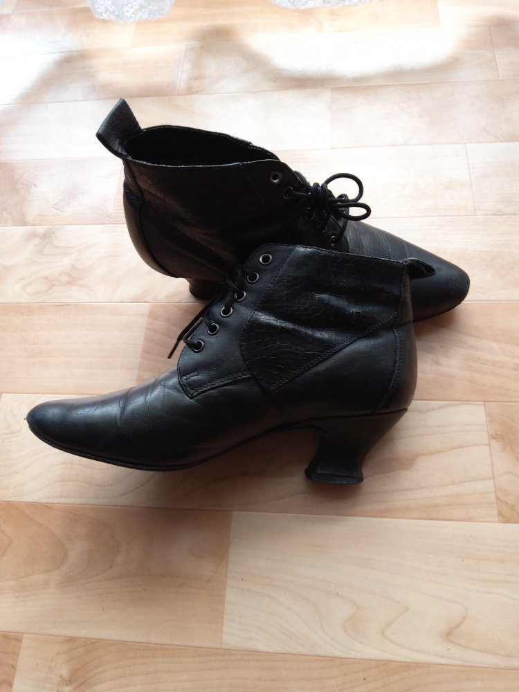 Schnürschuhe aus Leder mit kleinem Absatz
