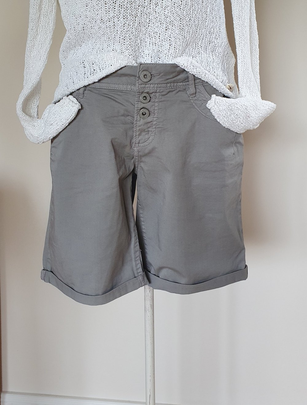 Graue Shorts mit Knopfleiste
