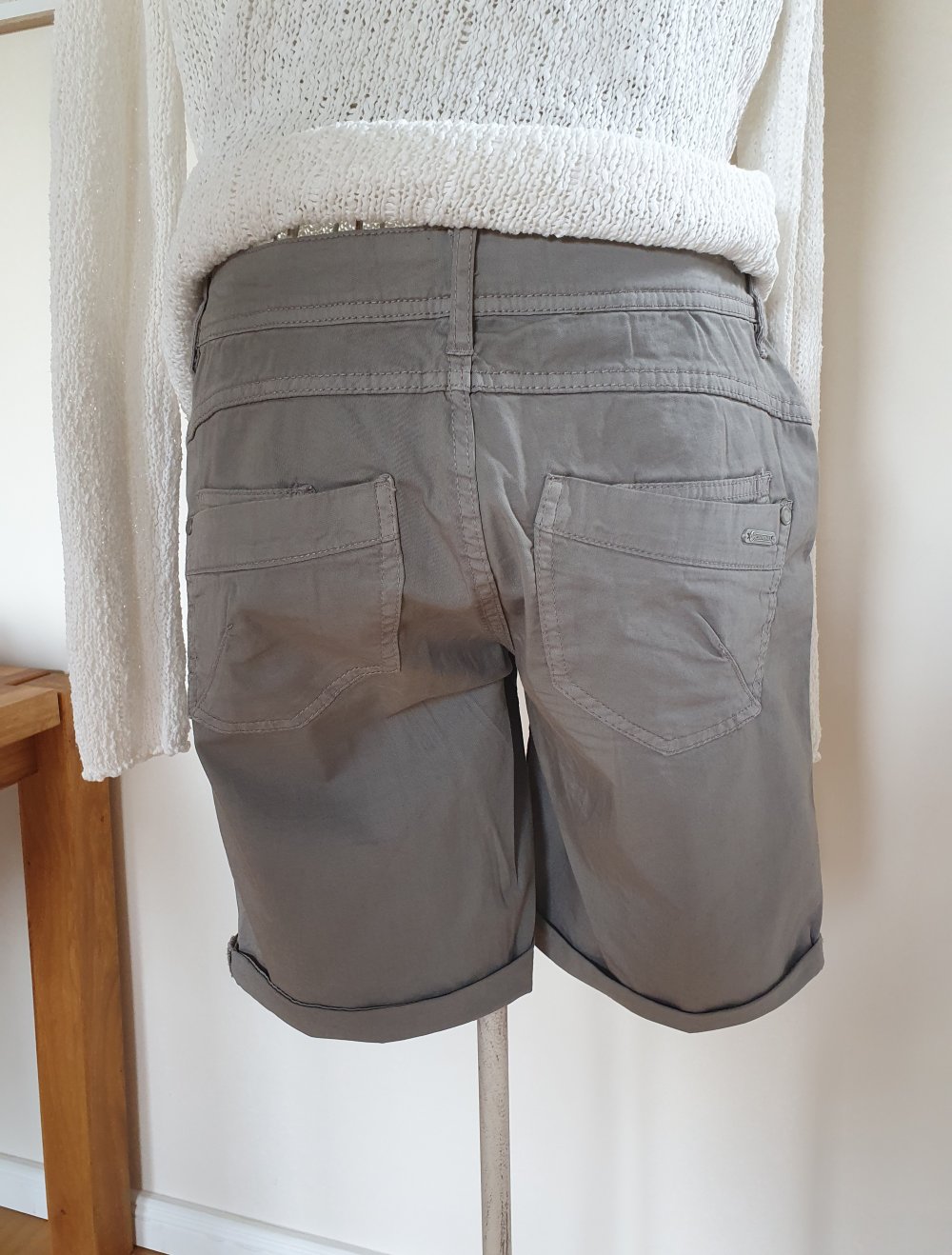 Graue Shorts mit Knopfleiste