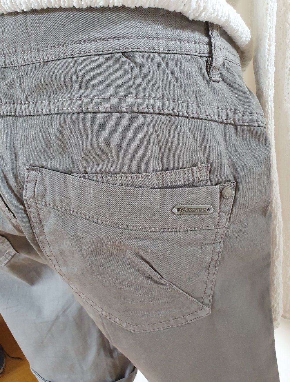Graue Shorts mit Knopfleiste