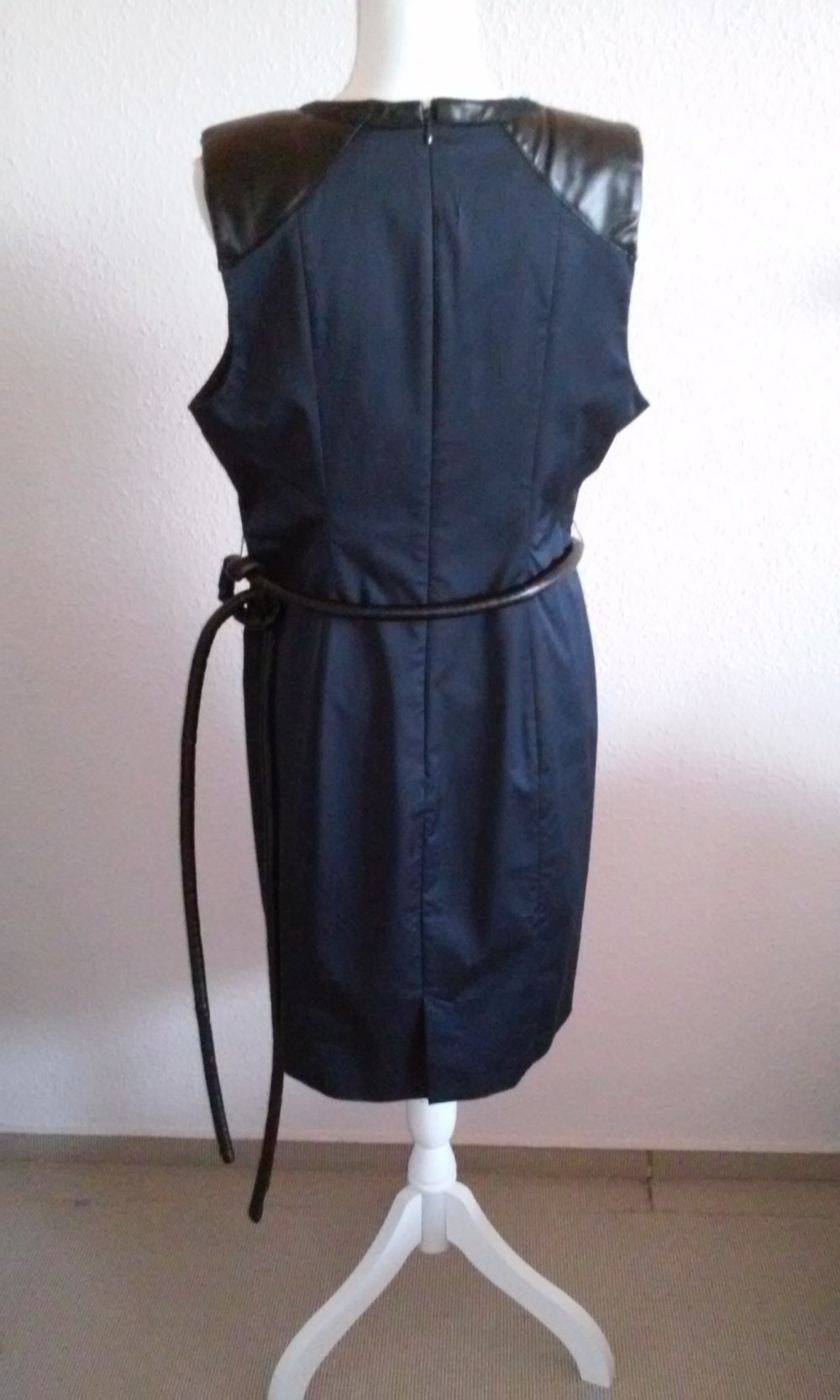 Kleid elegant feminin Etuikleider knielang Businesskleid (Lederimitat-Besatz + Gürtel)