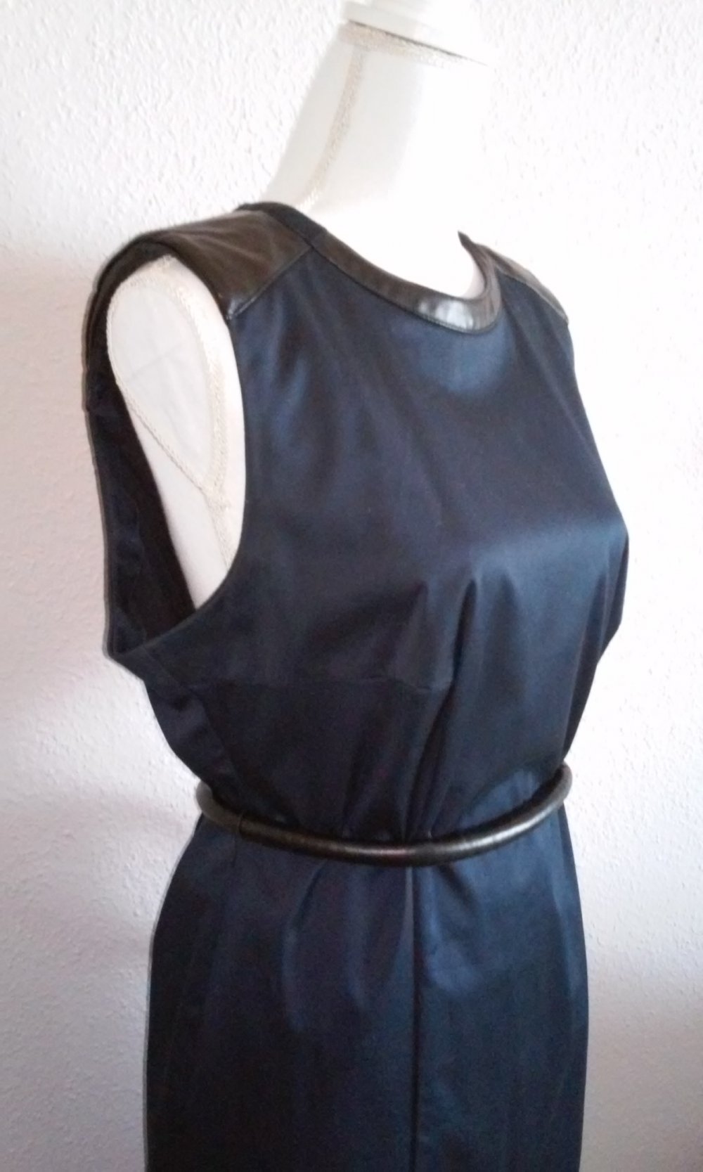 Kleid elegant feminin Etuikleider knielang Businesskleid (Lederimitat-Besatz + Gürtel)