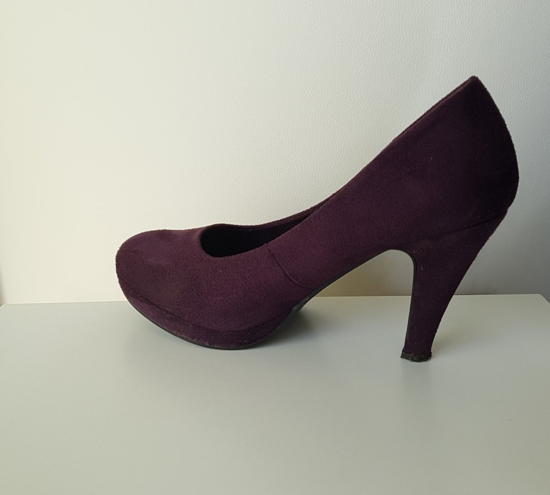 lila Pumps in Velour-Optik