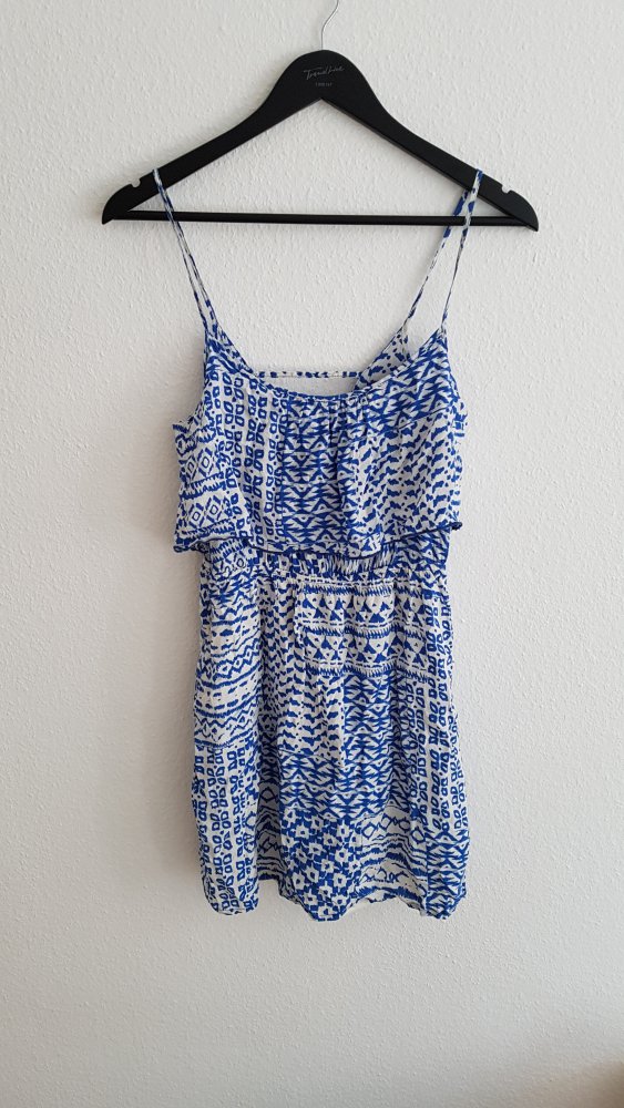 kurzes sommerliches Kleid mit Spaghettiträgern
