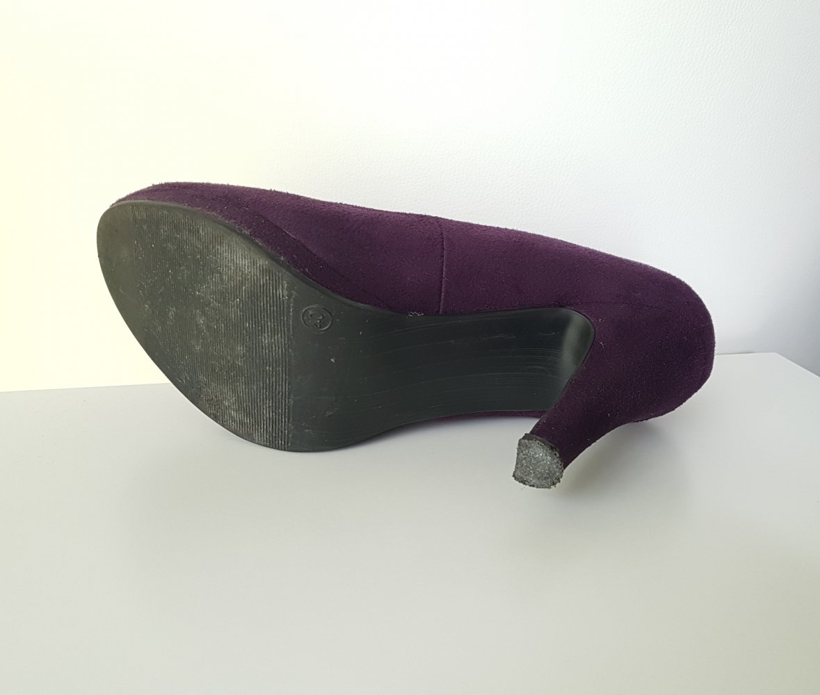 lila Pumps in Velour-Optik