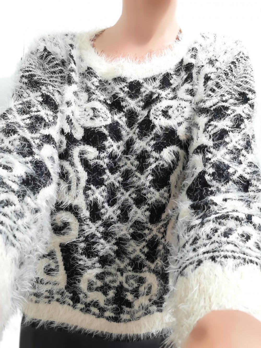 Flausch-Pullover in Offwhite/Schwarz