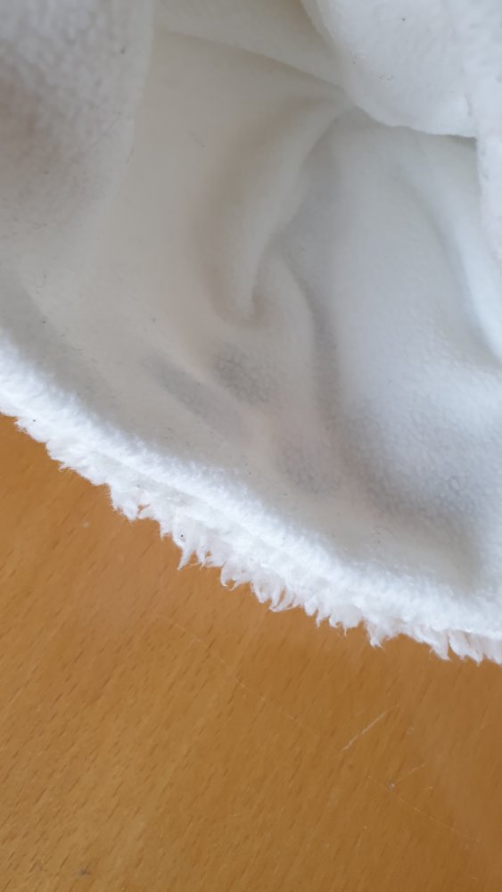 weiße Mütze mit Katze