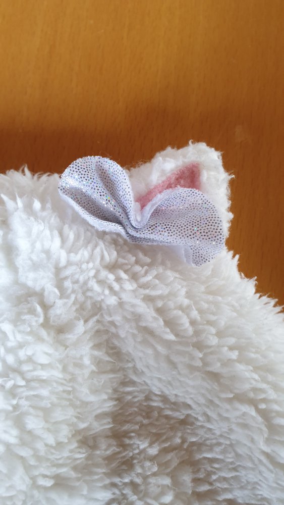 weiße Mütze mit Katze