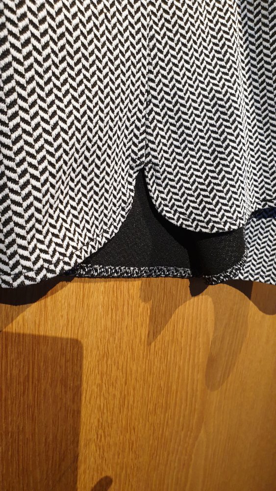 Schwarzweißes Shirt mit Fischgrätmuster Gr M/ L
