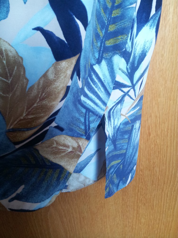 Bluse mit großen Blumen Gr 38 Gr 40, oversized, reine Viskose, mit Schulterpolster