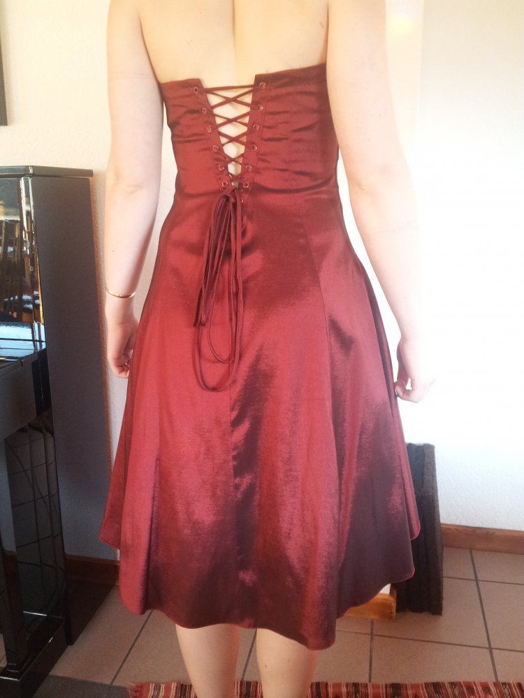Rotes Abenkleid, Abschlussballkleid, schulterfrei, knielang, geschnürt, Gr. M von Juju& Christine