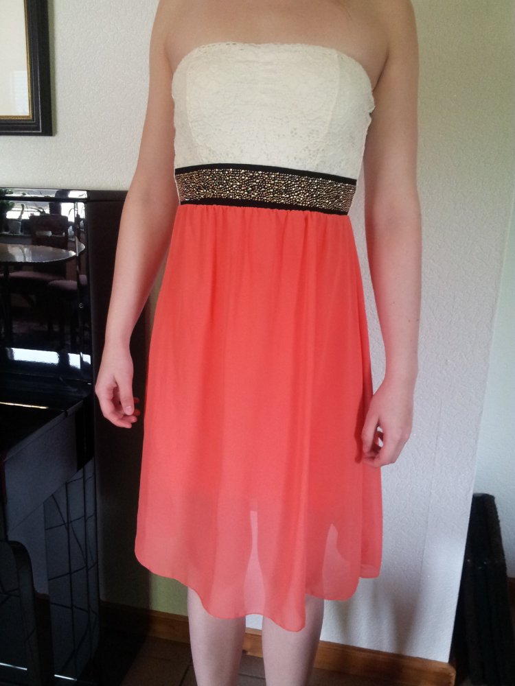 Traumhaftes Sommerkleid mit Spitze und Glitzer, Schulterfrei, Gr. 38 von Mango ?