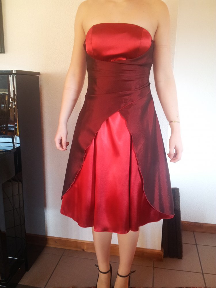 Rotes Abenkleid, Abschlussballkleid, schulterfrei, knielang, geschnürt, Gr. M von Juju& Christine