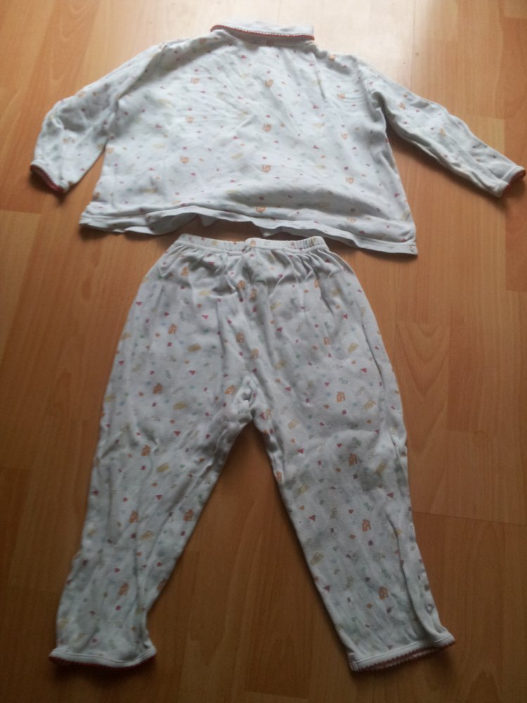 Schlafanzug 2 teilig C&A weiß Häuser Herze Socken Strümpfe Gr. 92