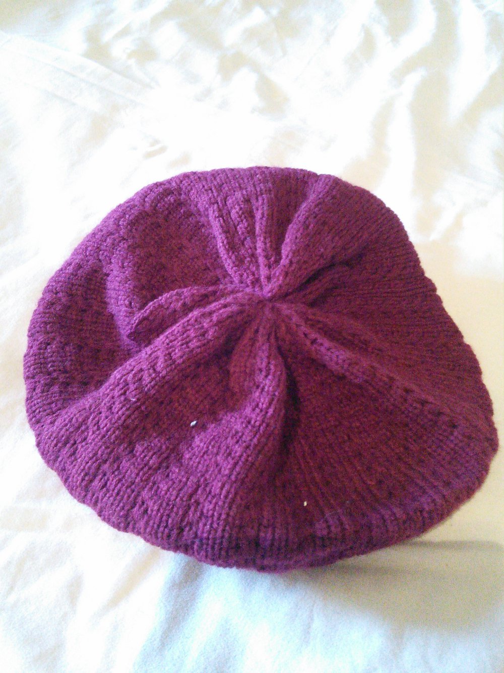 Beerenfarbene Strickbackenmütze
