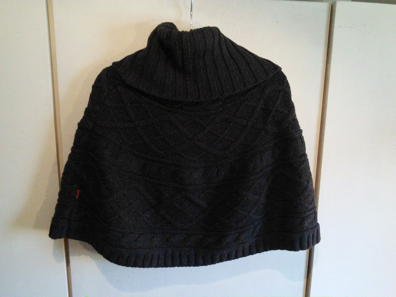 Eleganter Kurzponcho
