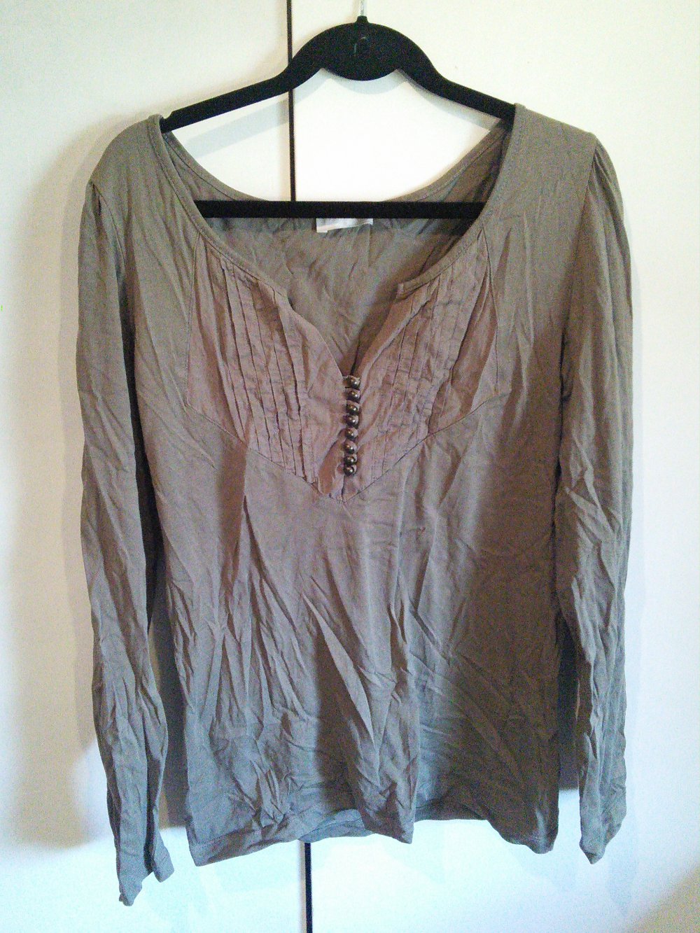 Süßes Shirt mit hübscher Knopfleiste
