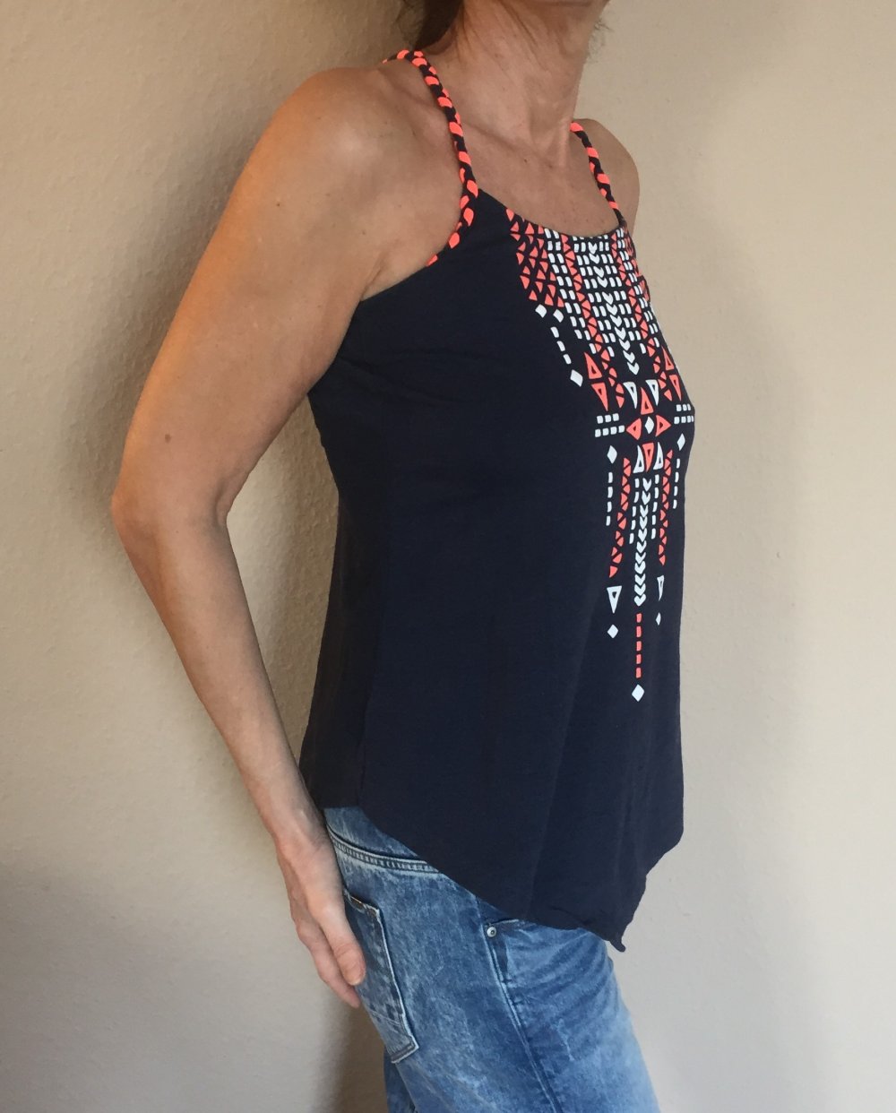 Yigga Sommer Top Shirt Gr.XS (158) mit Neon Aufdruck und geflochtenen Trägern