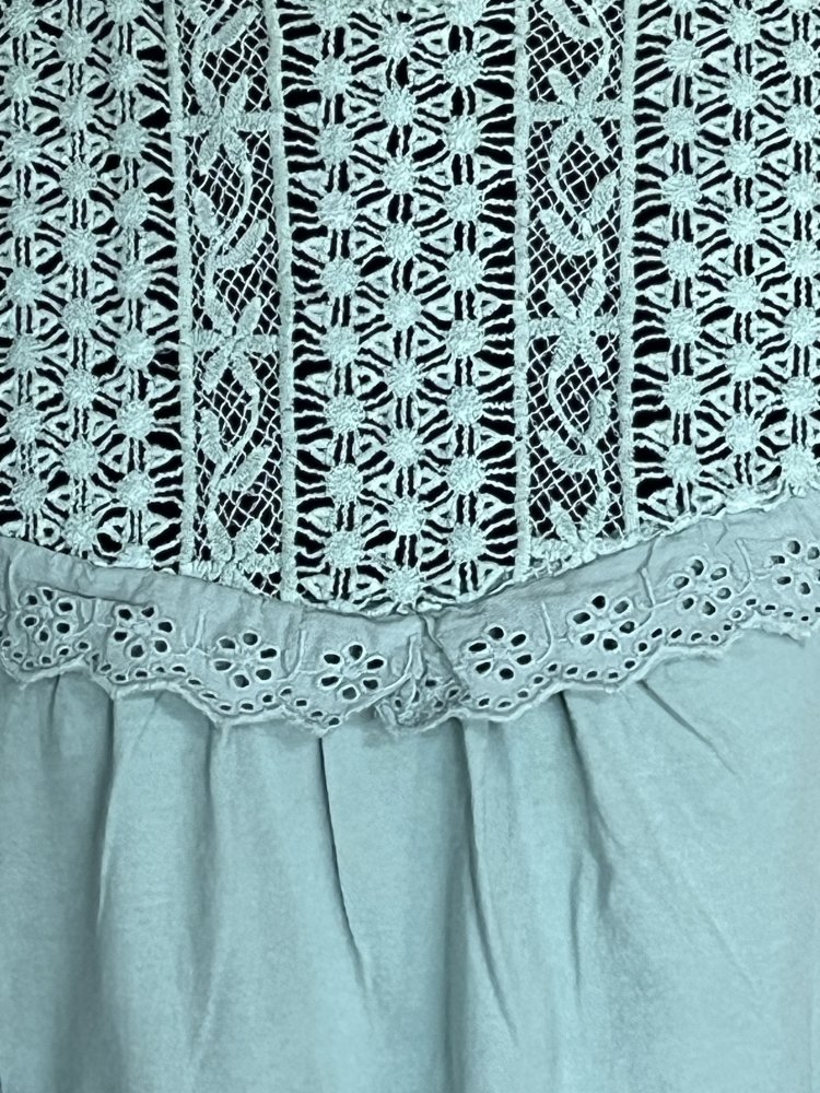 MNG Stickerei und Volants Blumen Bluse Gr.S mintgrün