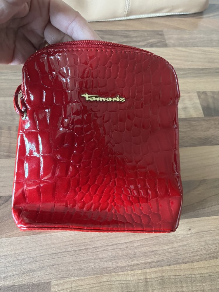 Tamaris Lack Ledertasche mit Kroko Print Prägung rot