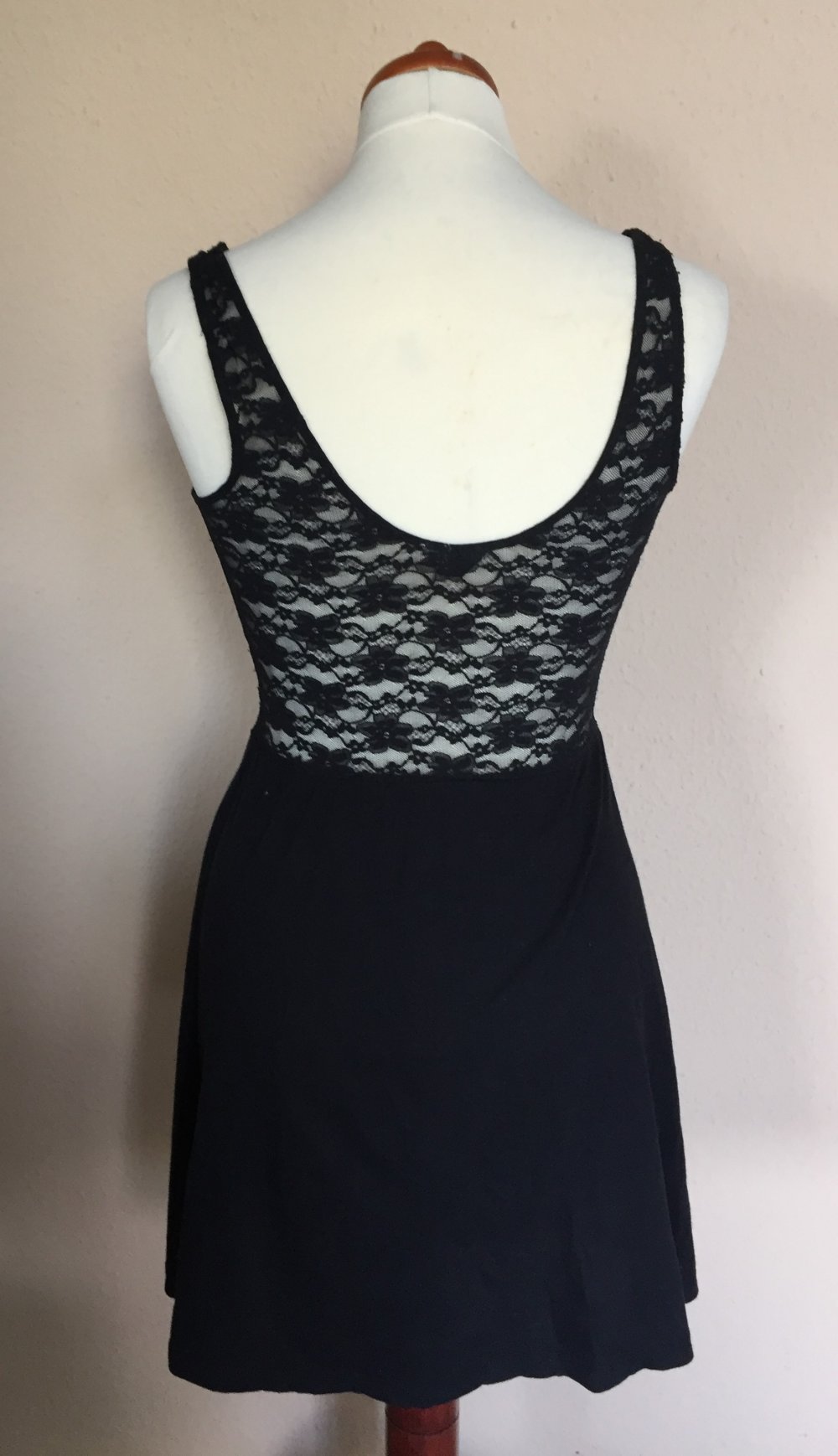 H&M Skaterkleid mit Spitzeneinsatz Gr.S schwarz, toller Rücken