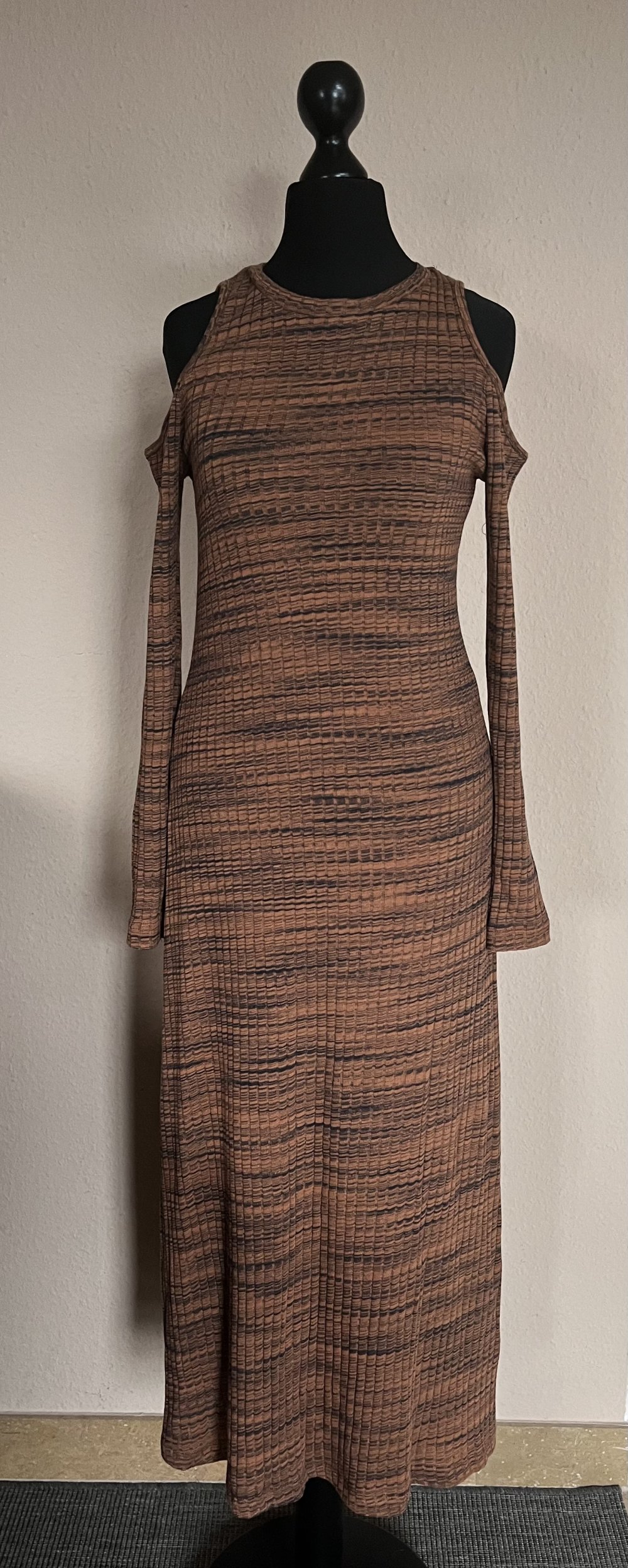 Zara Rib Cage Flat Rip Midi / Maxikleid Cut Out Shoulder Gr.M, langarm, grober Feinripp Stoff, flacher Rundhals